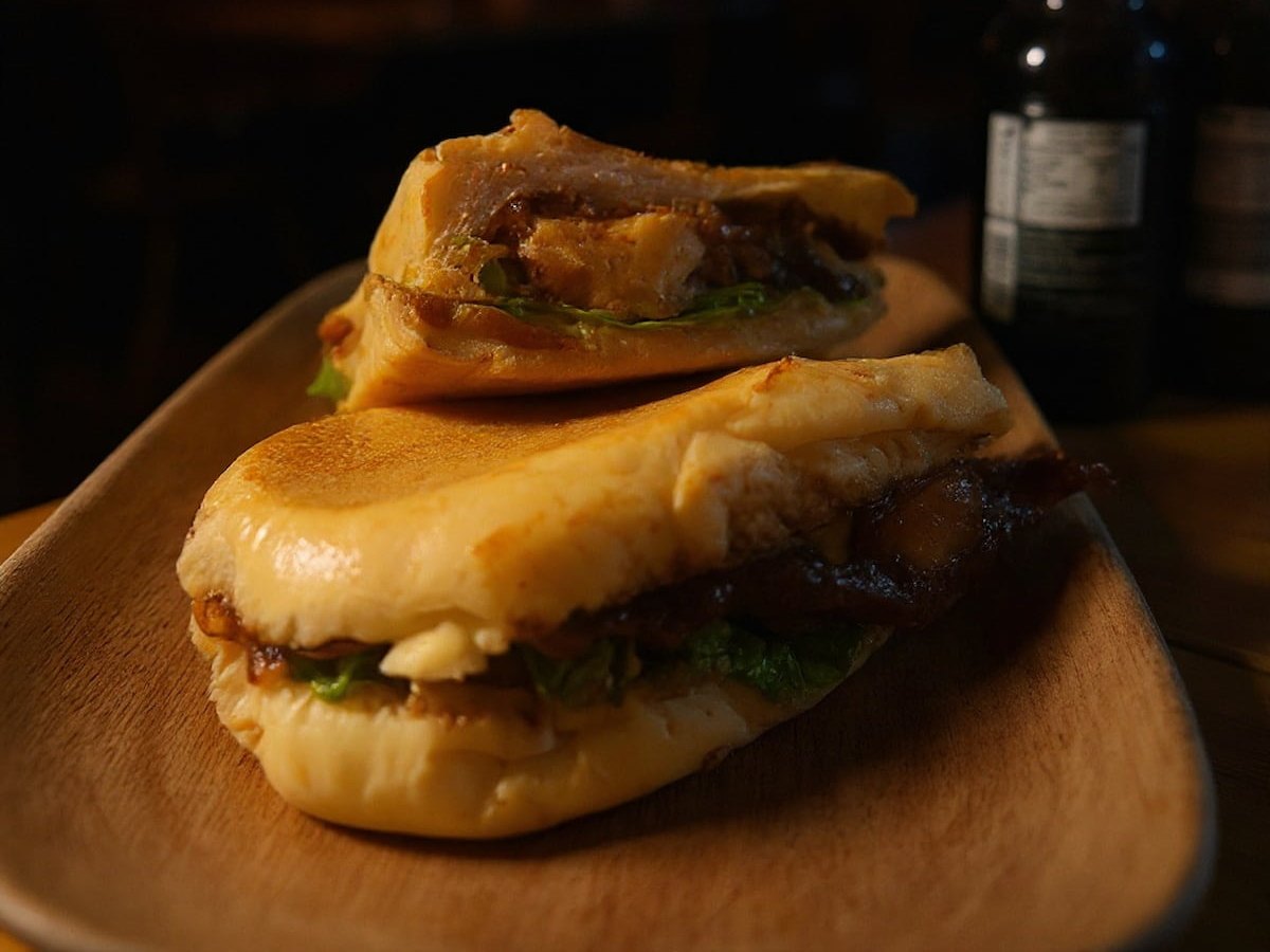 Sanduíche de carne defumada no pão prensado